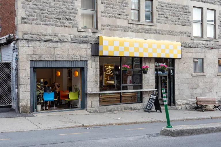 Café Cantine / 8 ans d'activité / Entrée du Mont-Royal