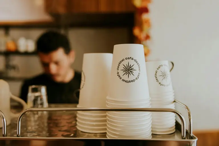 Comptoir Café / Caviste bien implanté à Montréal