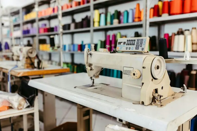 Atelier de confection de vêtements techniques