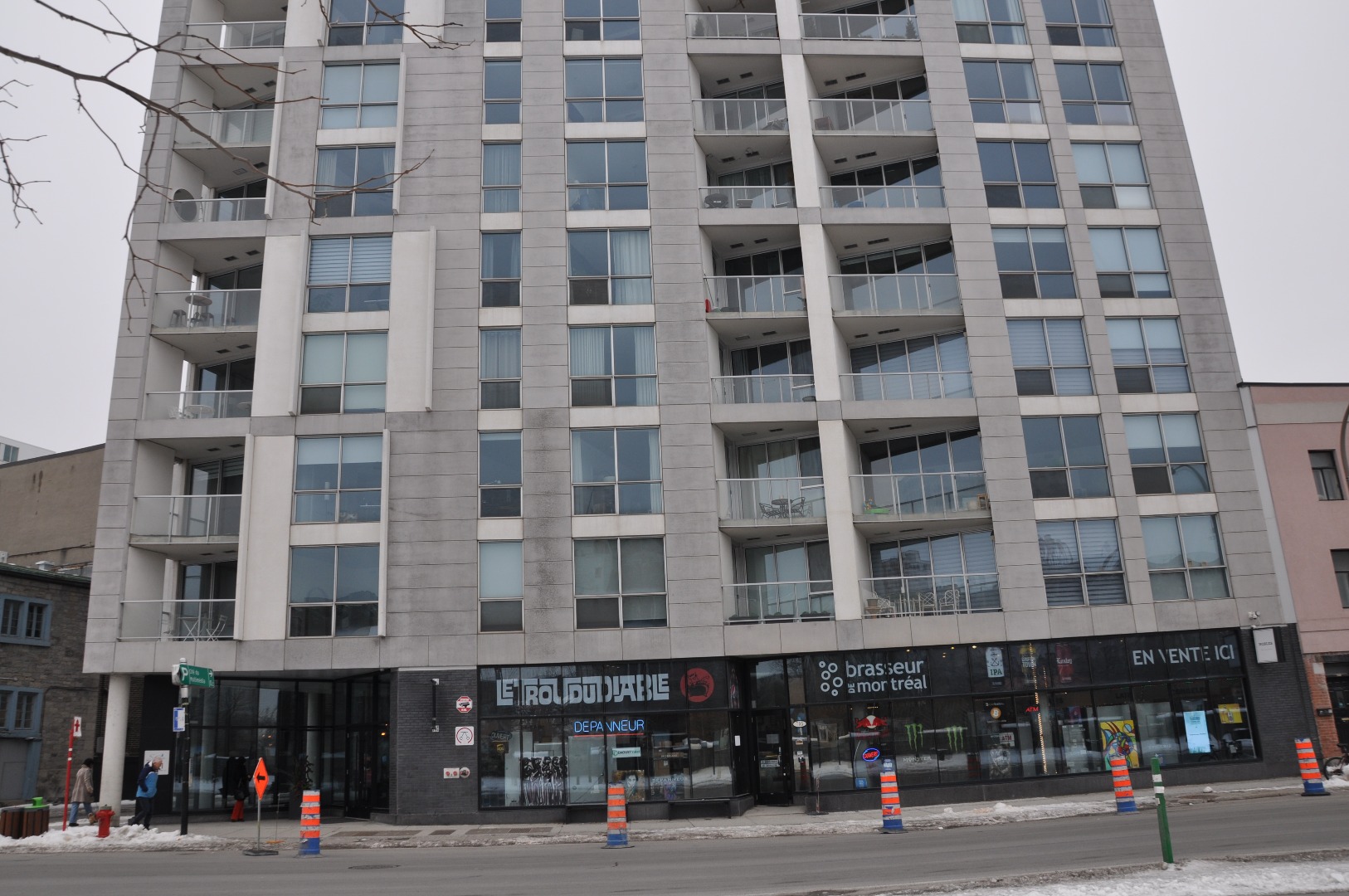 DEPANNEUR CASSE-CROUTE A VENDRE AU VIEUX-MONTREAL