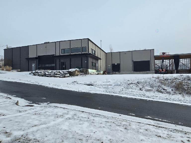 Bâtisse industrielle + dôme 60 x 70 à vendre en Beauce